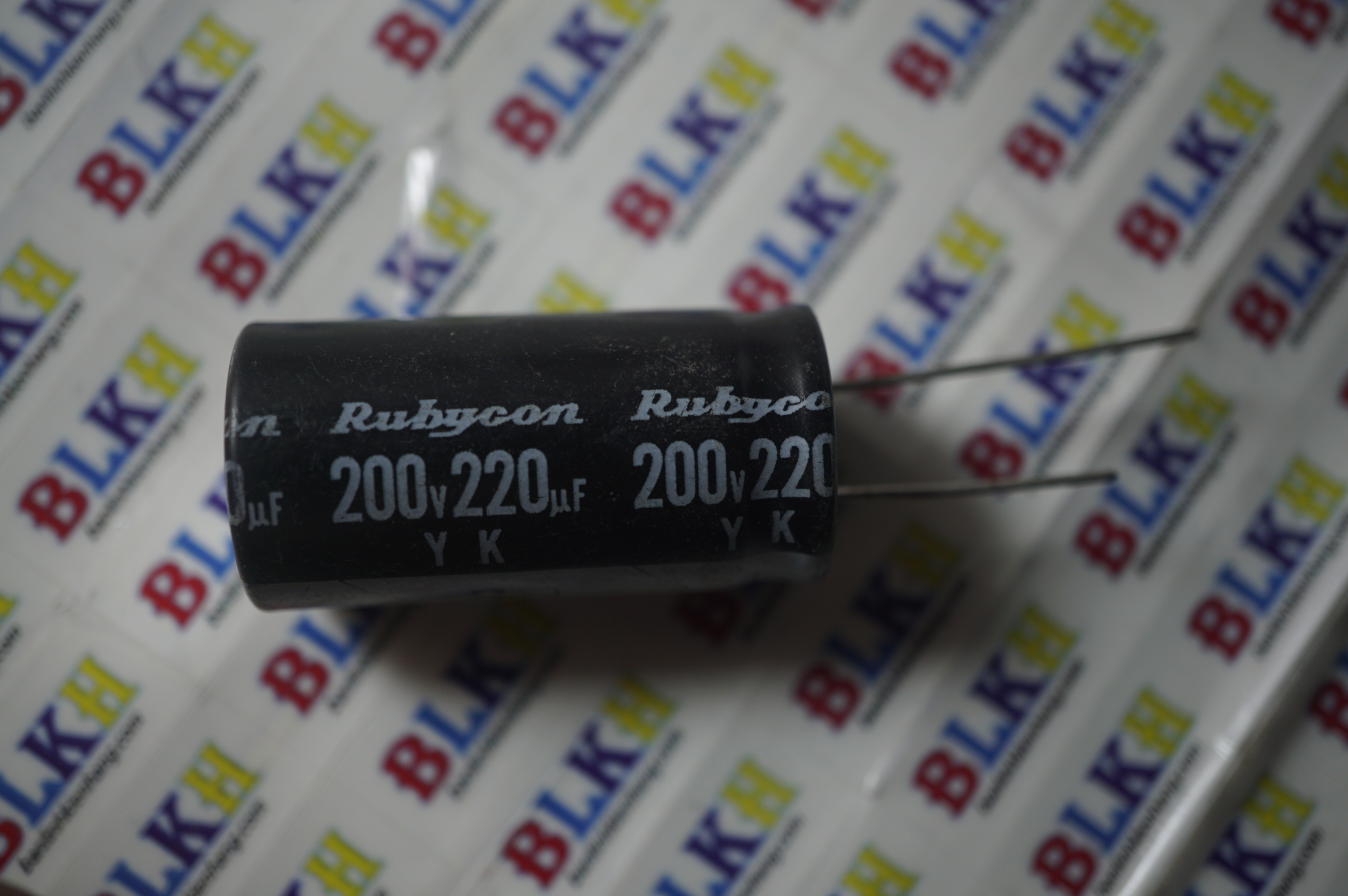 4 tụ hóa nhật bản 200v 220uf 16*35 chính hãng rubycon