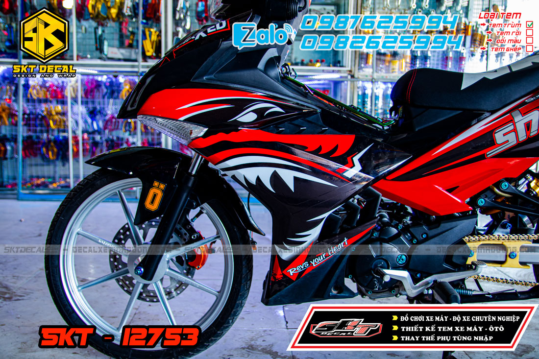 tem trùm xe exciter 150 đỏ đen cá mập