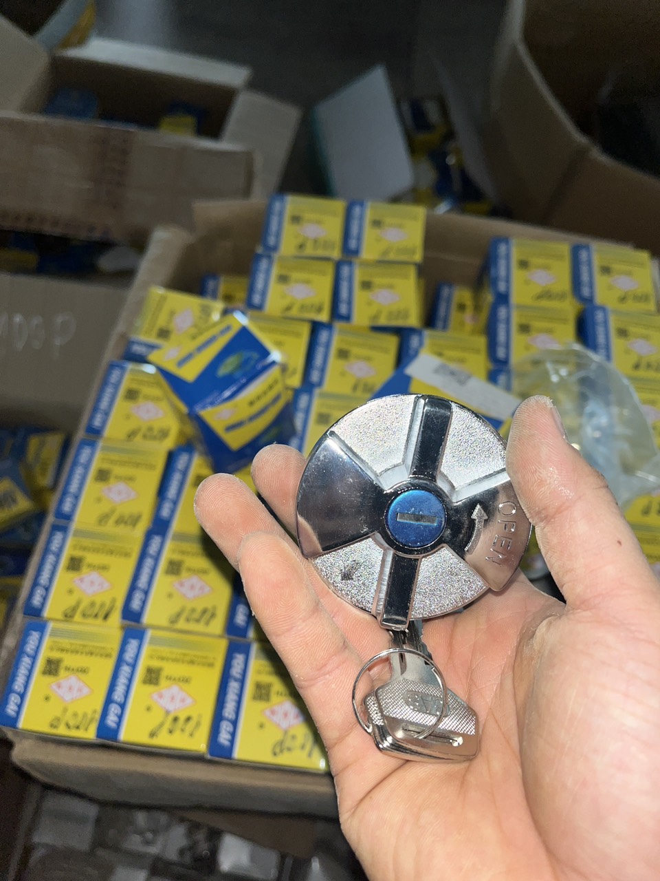 Nắp thùng dầu xe hino 300