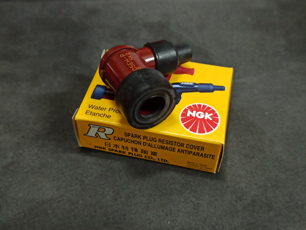 Chụp bugi NGK LB05EH-R (màu đỏ) dành cho bugi vespa bugi ren 14mm