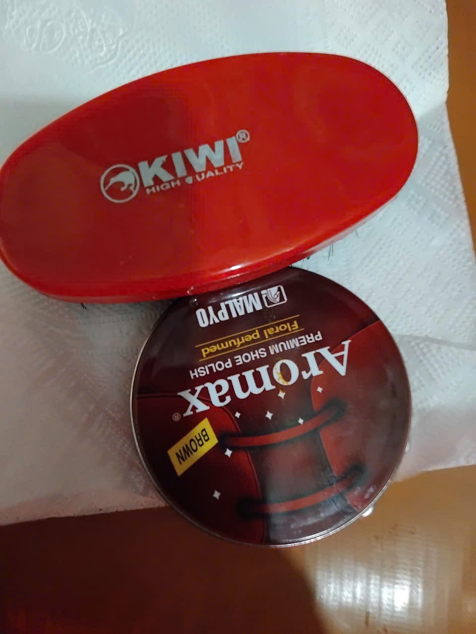 [HCM]Hộp Xi Đánh Giày Kiwi + Bàn Chải ( Xi nâu  Xi Đen Xi không màu Aromax)