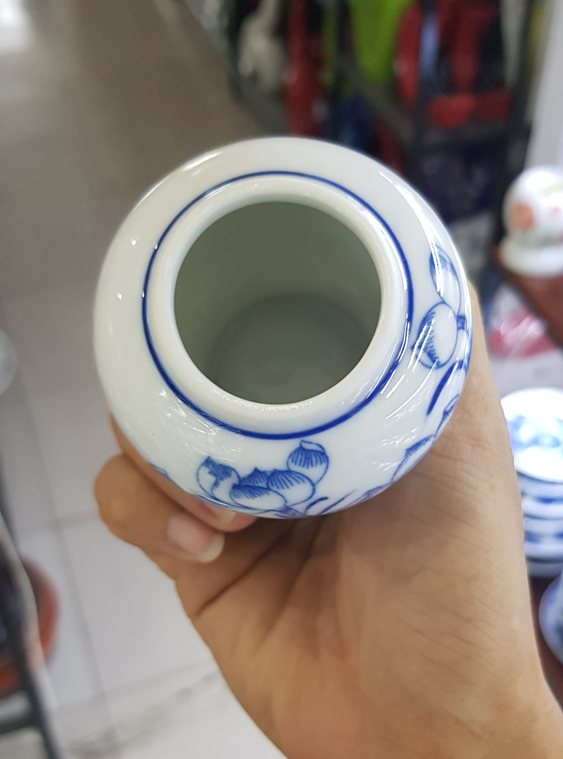 Chéo thờ vẽ sen men lam xanh sứ bát tràng