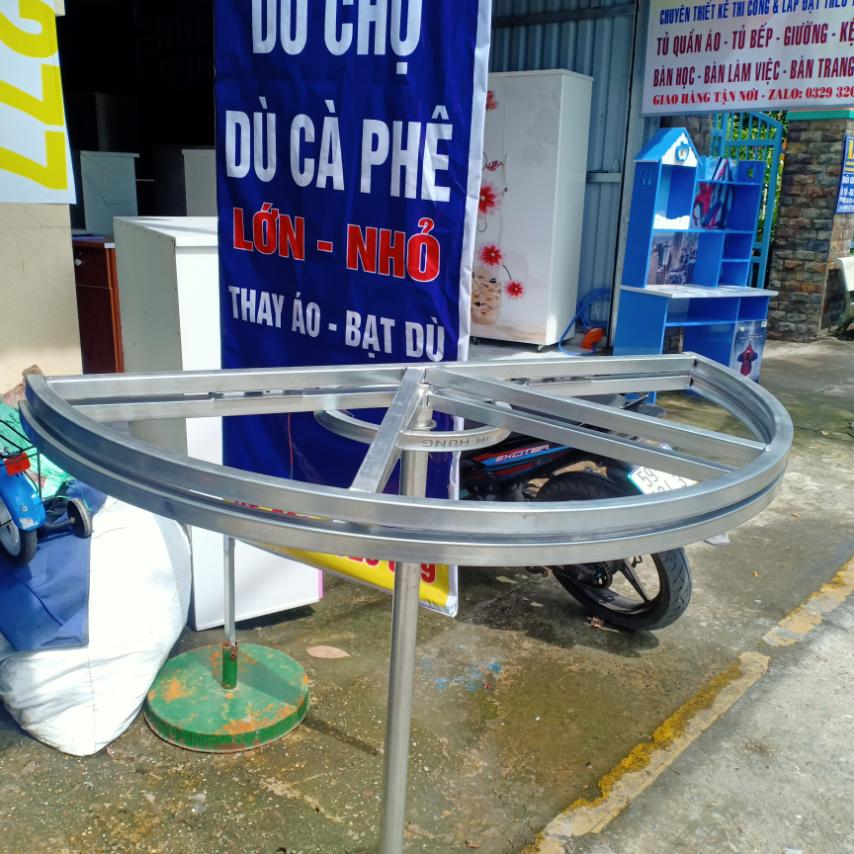 Vòng tròn và chân xếp treo quần áo