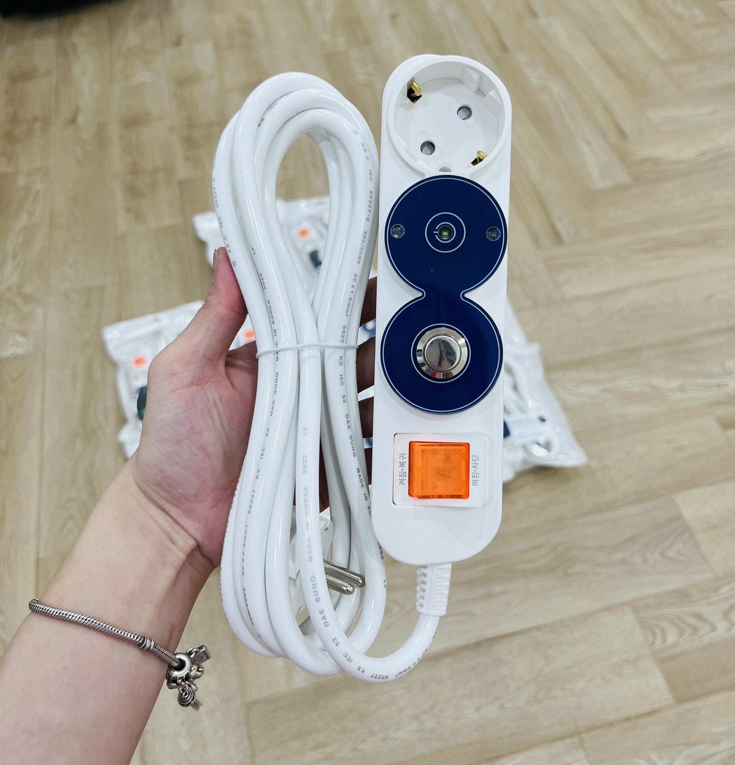 Ổ CẮM TIẾP ĐỊA CHO XE ĐIỆN VINFAST E34