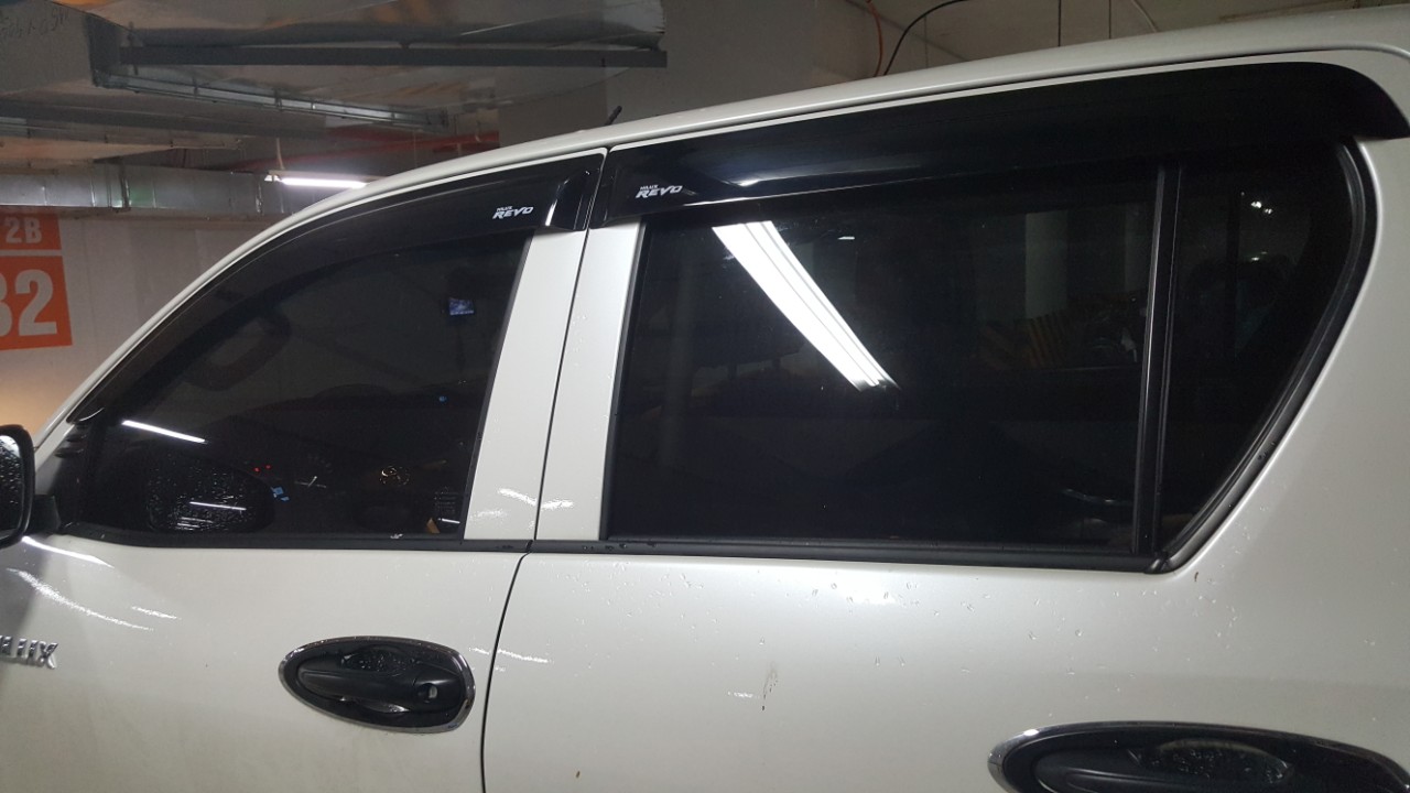 Bộ vè che mưa đen cao cấp xe bán tải Hilux Revo dùng chung các form 2016 đến 2020