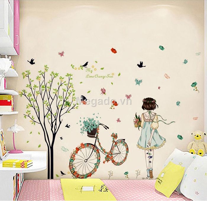 [HCM]DECAL DÁN TƯỜNG CÂY XANH VÀ CÔ GÁI XE ĐẠP