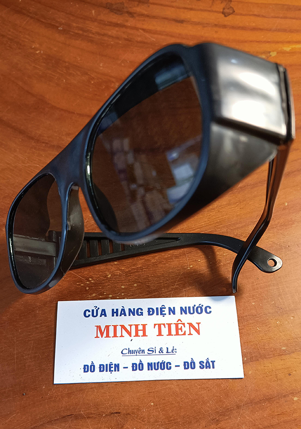 Kính hàn đen bảo vệ mắt khi hàn sắt.