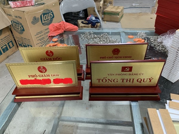 Biển chức danh mica đế gỗ (12x24cm). bền đẹp