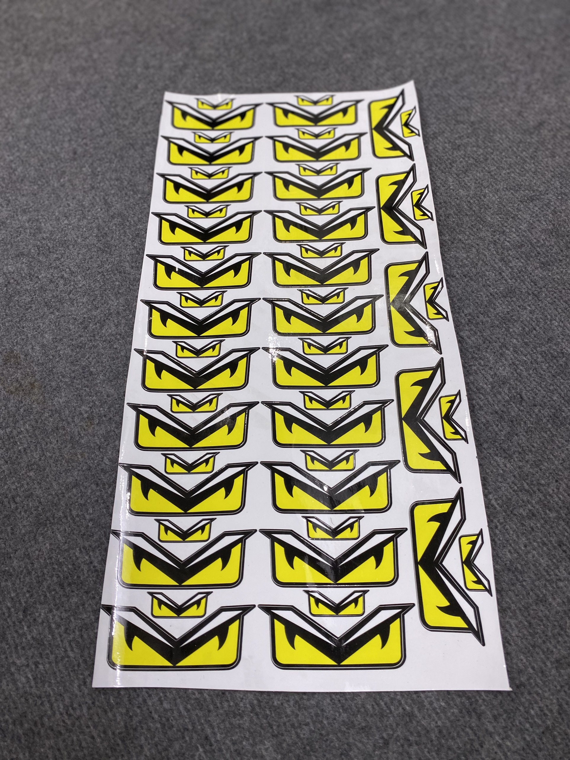 Tem Stick, Logo trang trí dán xe .