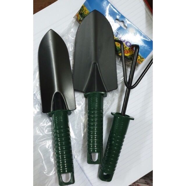 Bộ dụng cụ gồm 3 món: cào đất, xẻng,xới đất