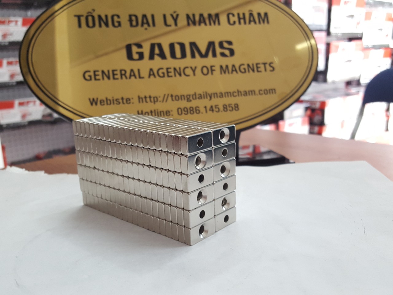 10 viên nam châm 20x10x5 lỗ vát 4mm