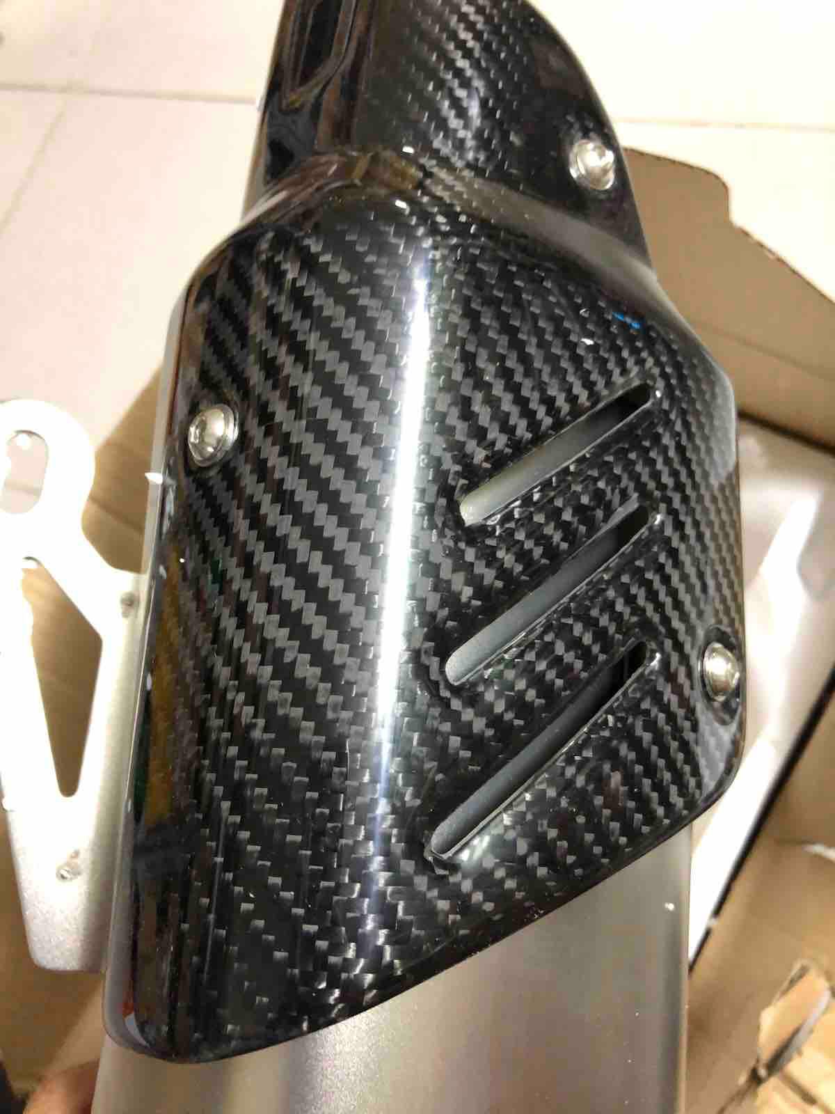 Lon Pô AKRAPOVIC R1