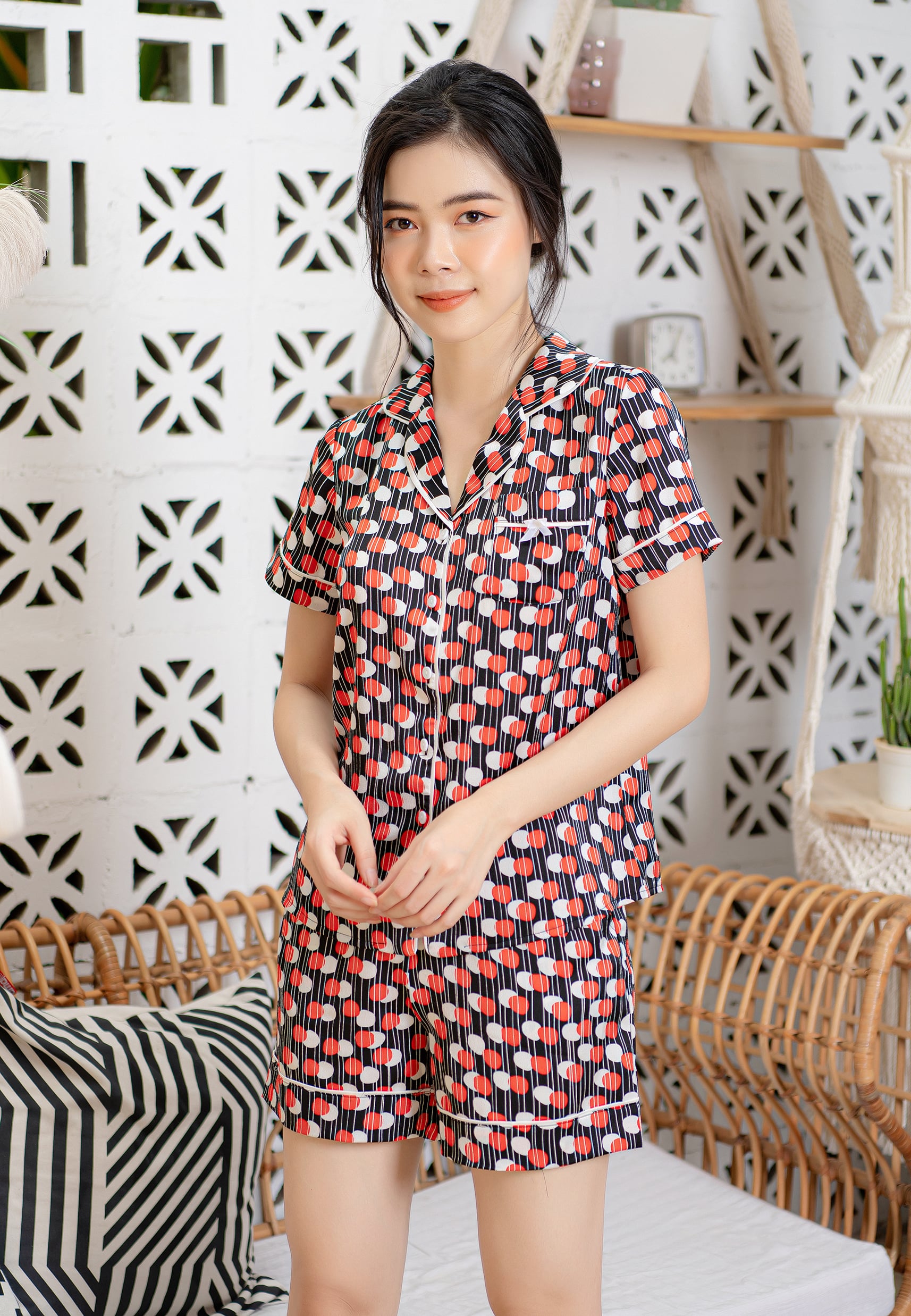 Bộ đùi đen chấm bi đỏ Mila 20LHC031DE
