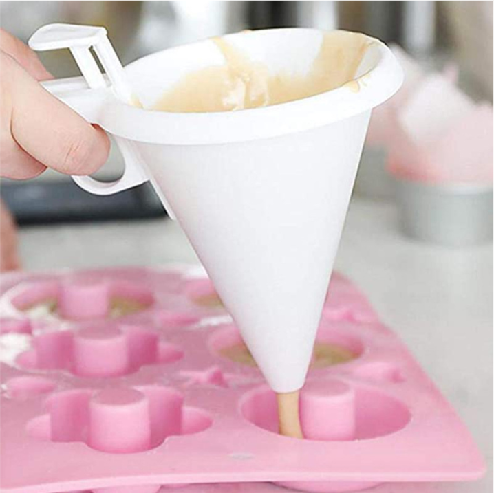 Phễu rót bột làm bánh có tay cầm tiện lợi