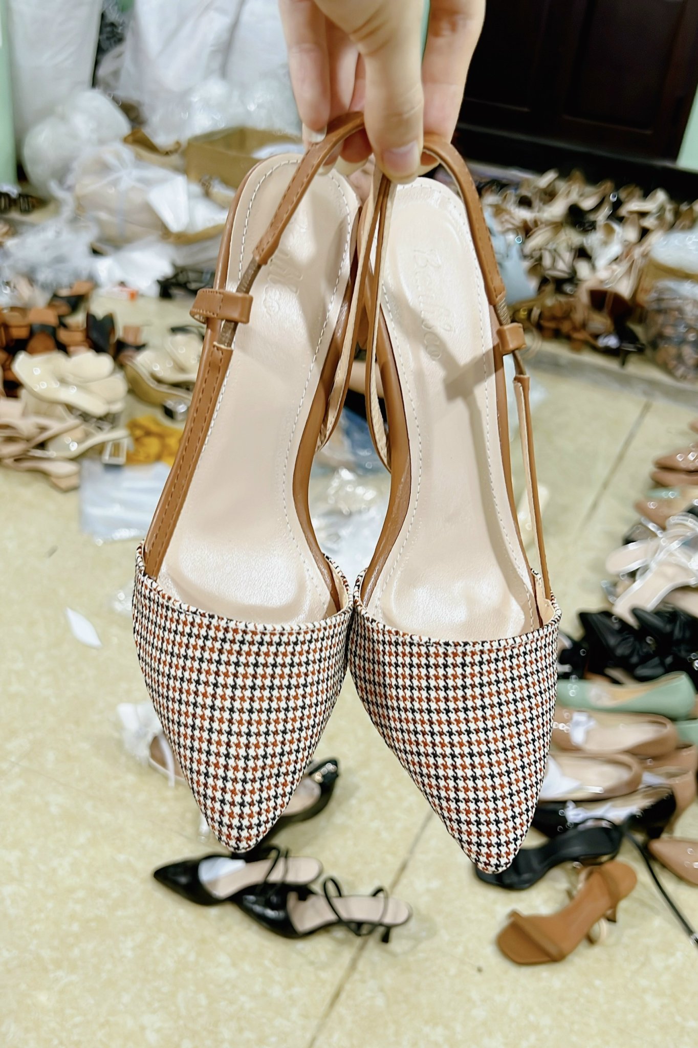 Sandal mũi nhon kẻ caro gót 6P