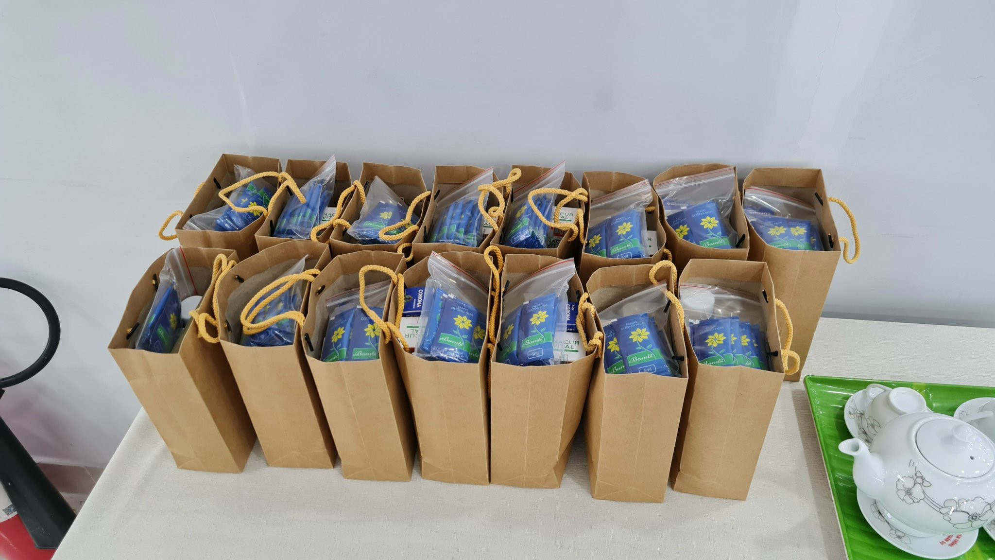 Thùng 100 gói nước dưỡng hoa Bambi Hana (1 gói 5ml pha nửa lít nước)