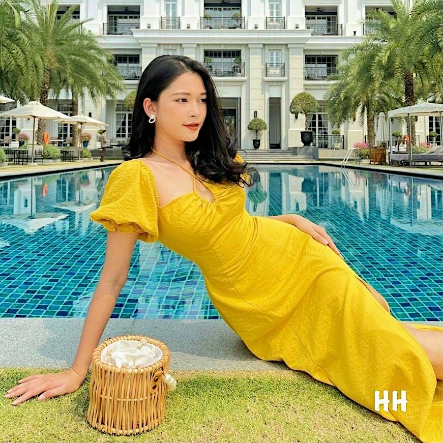 Đầm vàng dây cổ xẻ tà