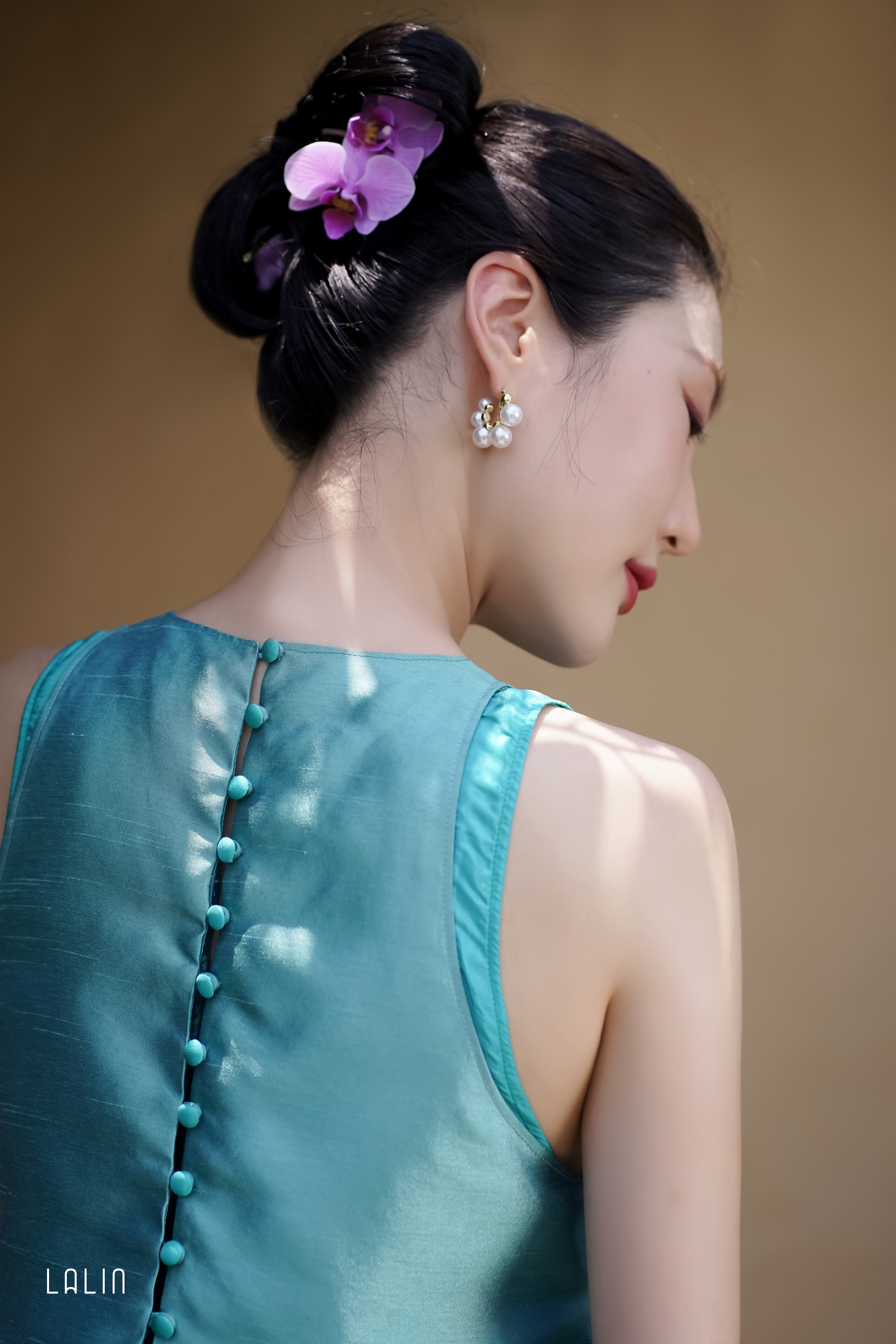 Áo lụa Tafta Lalin cổ yếm dáng suông Vân Ánh