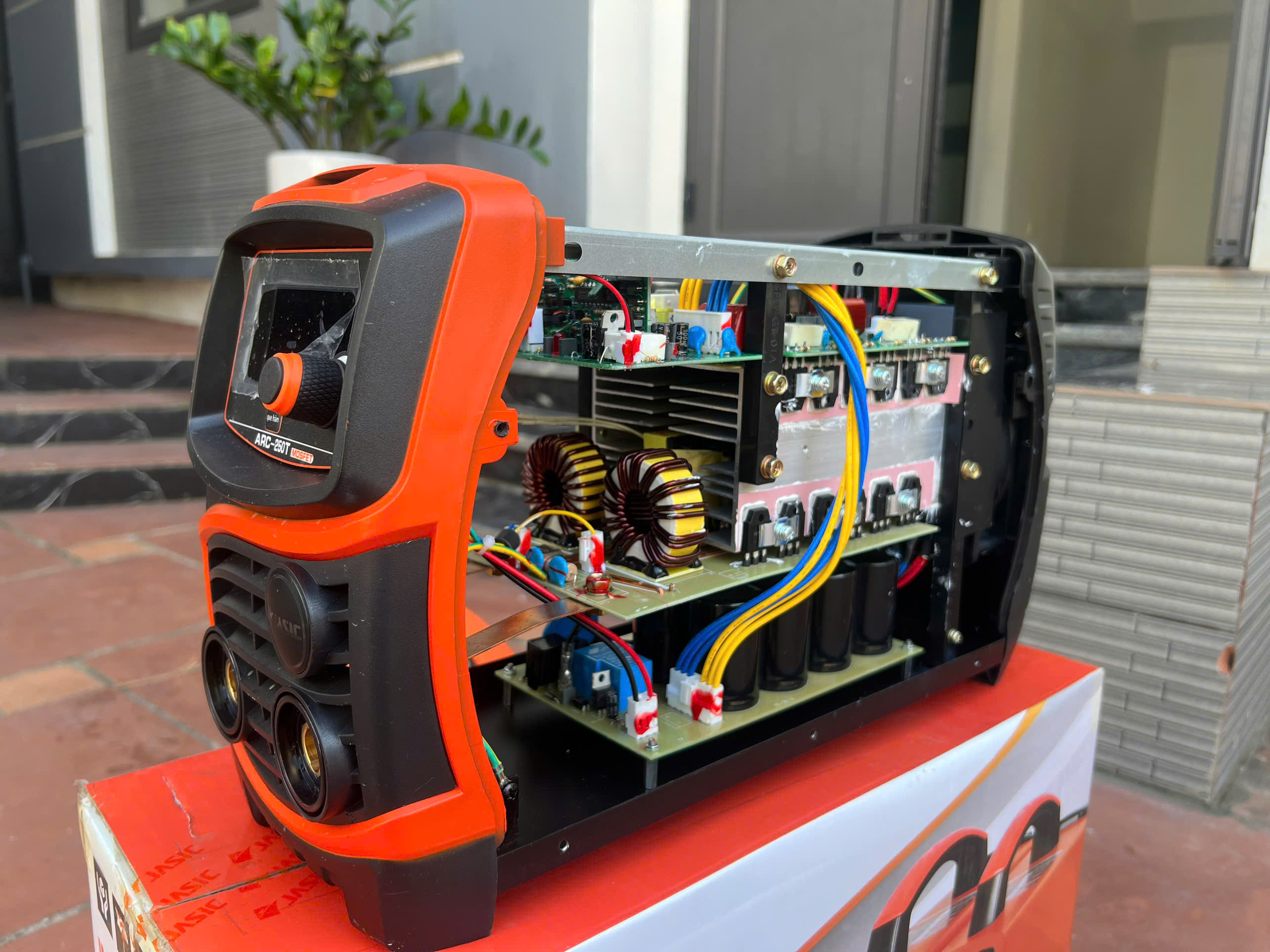 máy hàn điện tử jasic 250T DÀNH CHO THỢ CÔNG TRÌNH