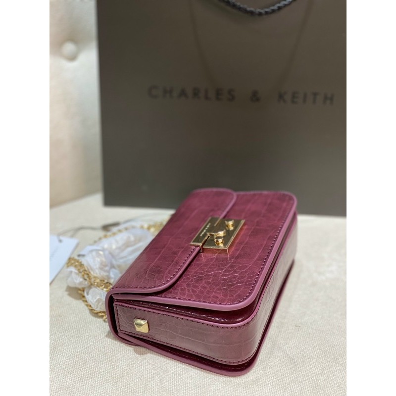 Túi Xách Nữ - Túi Đeo Vai Charles & Keith Màu Đỏ