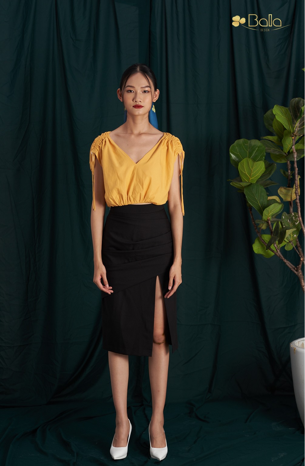 Chân váy đen xẻ Gold Chic by Bala Design