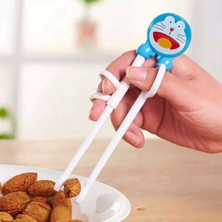 Đũa tập ăn xỏ ngón Đôremon cho bé tập gắp