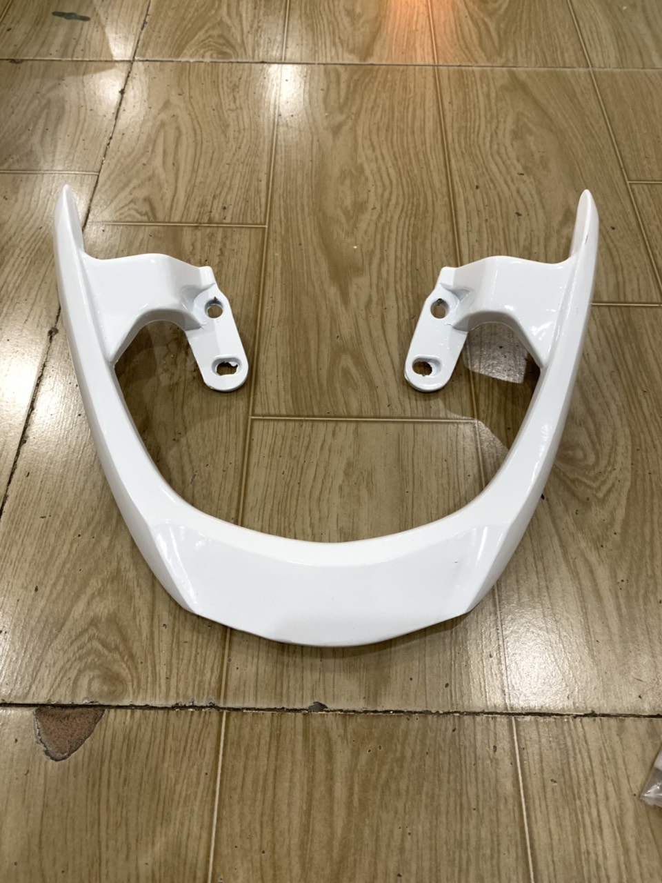 cảng sau kiểu mio gắn sirus màu trắng