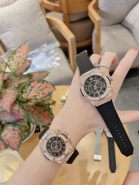 Nơi bán Đồng hồ nam , nữ HB Dh602 dây thơm dễ chịu , viền đá sang trọng , nhẹ nhàng , tinh tế - Giá một chiếc