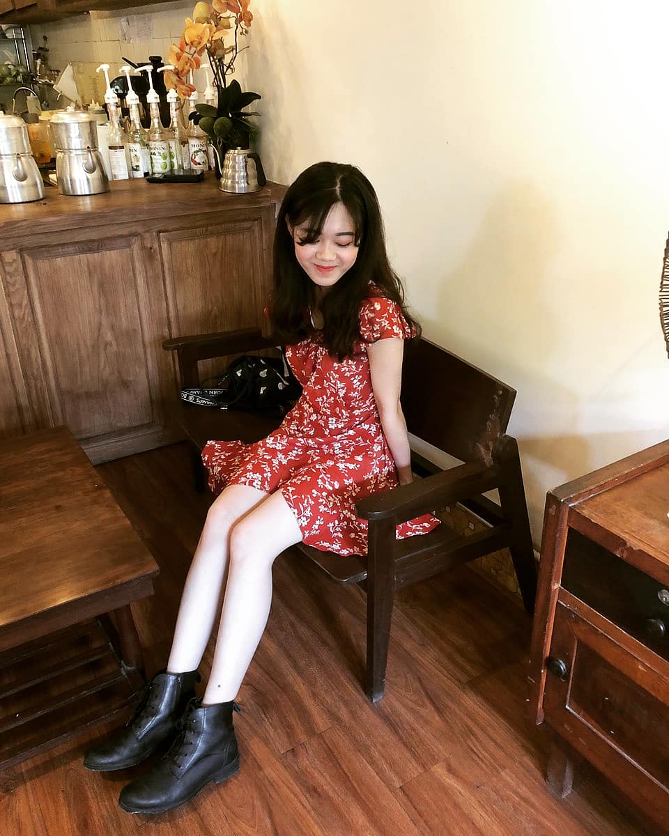Váy hoa nhí đỏ đắp vạt bèo