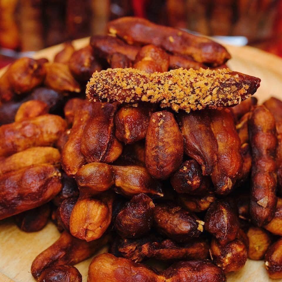 Me lào tách vỏ muối tôm.