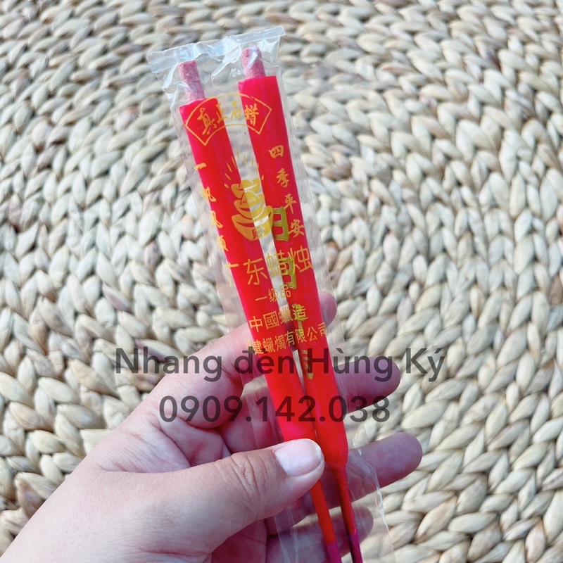 Đèn cầy gió thắp ngoài trời