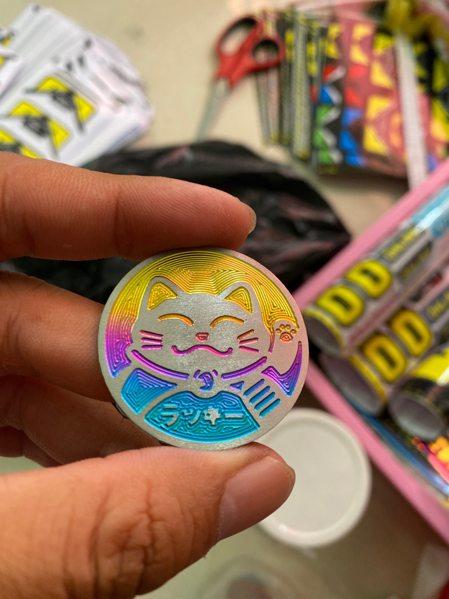 Logo mèo thần tài titan  size 4cm màu giao ngẫu nhiên