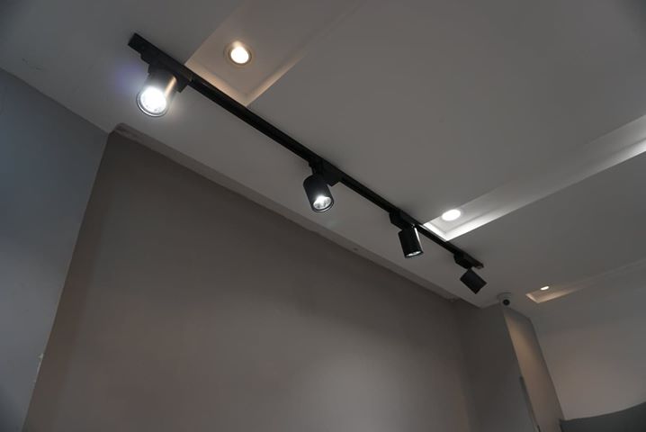 Đèn led chiếu điểm thanh ray 20W vỏ đen ánh sáng trắng