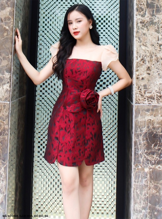 Đầm gấm hoa phối voan lưới đính hoa hồng bên eo
