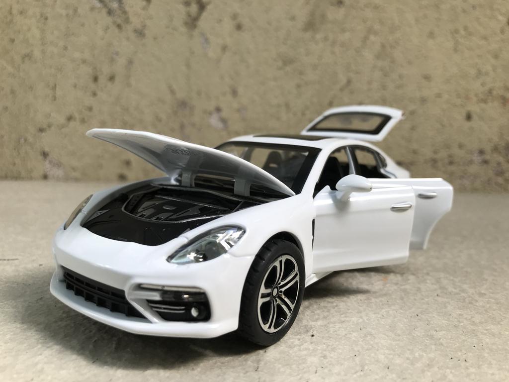 Mô hình xe ô tô Porsche Panamera 1:32