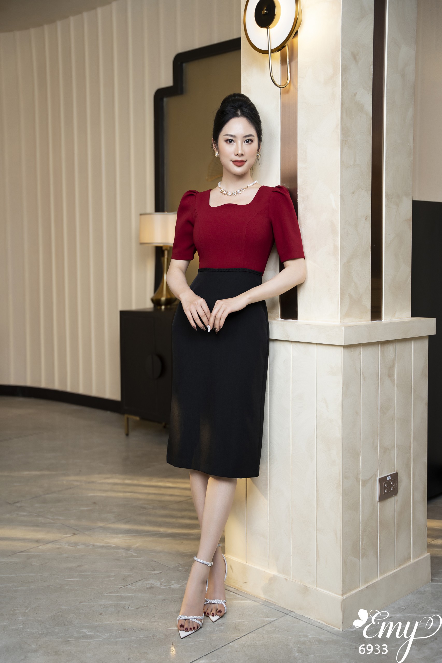 Đầm EMY EM6933  Body Phối Cổ Cách Điệu