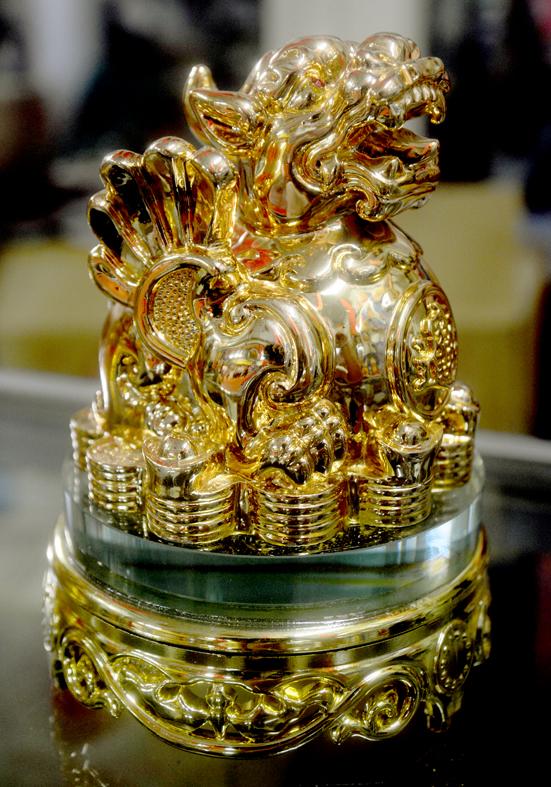 Tượng Tỳ Hưu phong thủy,chiêu tài lộc sơn xi vàng có đế xoay cao 15cm