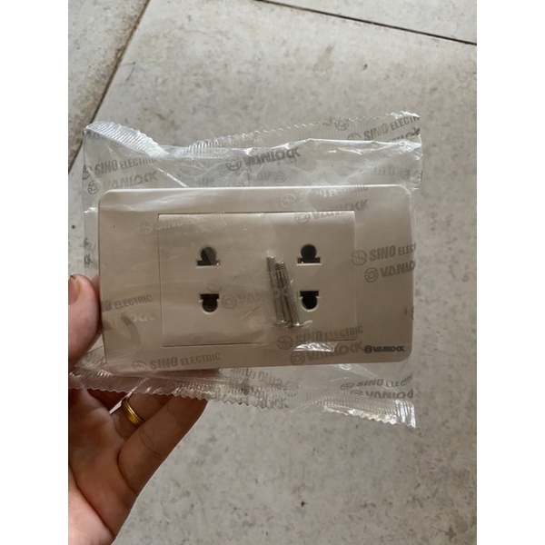 Ổ cắm 2 chấu Sino - 16A dòng S18