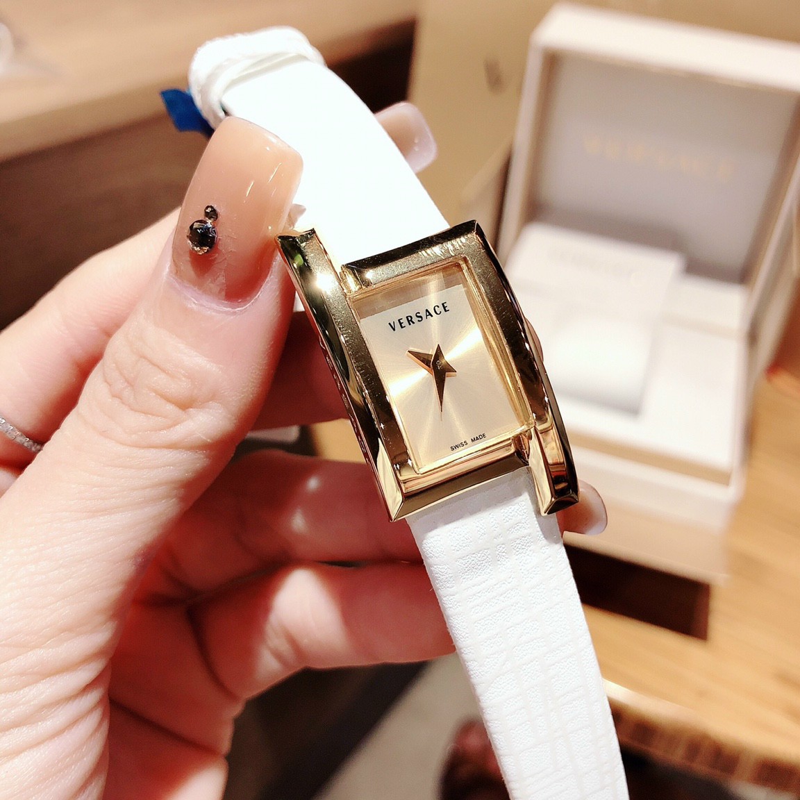 [HCM] watches high-grade ladies lapel R$ ace VELU0012 Greca icon for watch battery shell gold wire high-grade leather size 21x39mm Full box, đồng women luxury watches