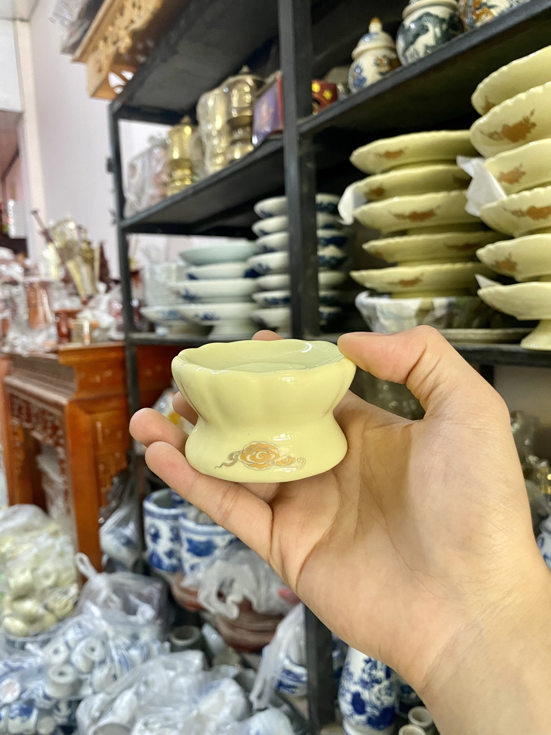 Chân nến thờ men vàng kim