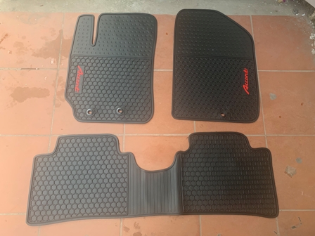 Thảm trải sàn trong xe Hyundai Accent