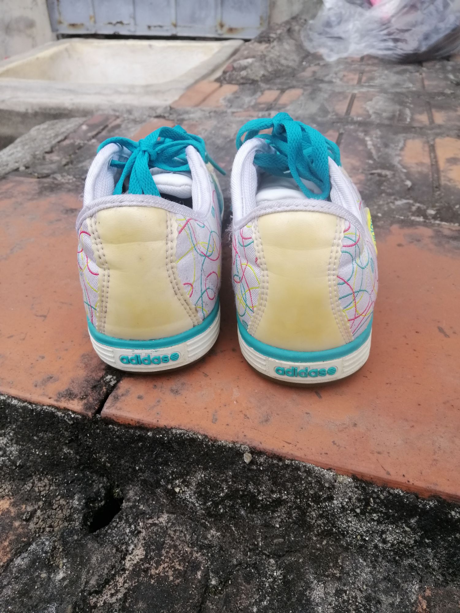 Giày thể thao nữ hiệu ADIDAS sò của Nhật