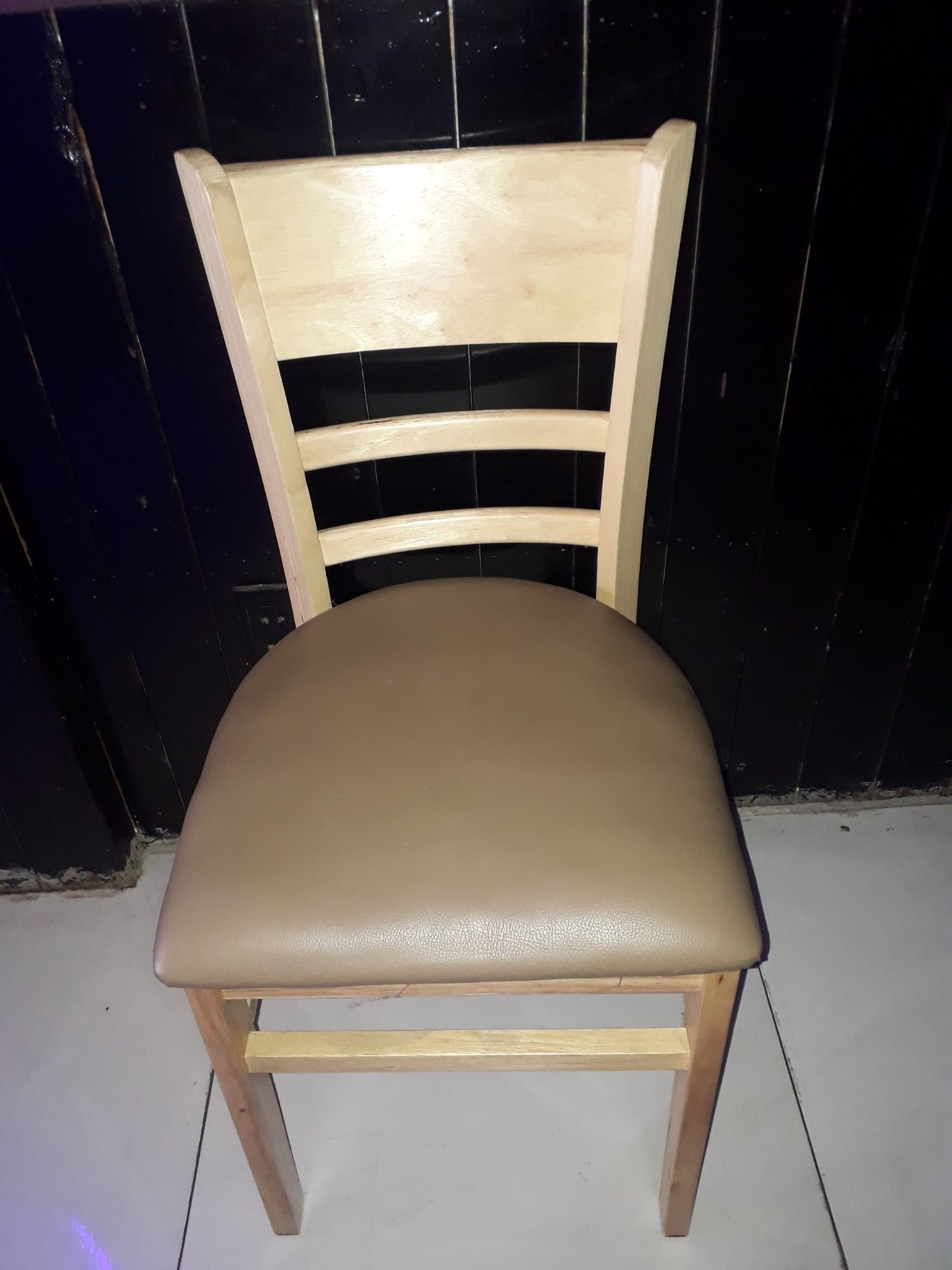 Ghế gỗ thông đệm mút bọc da cao cấp