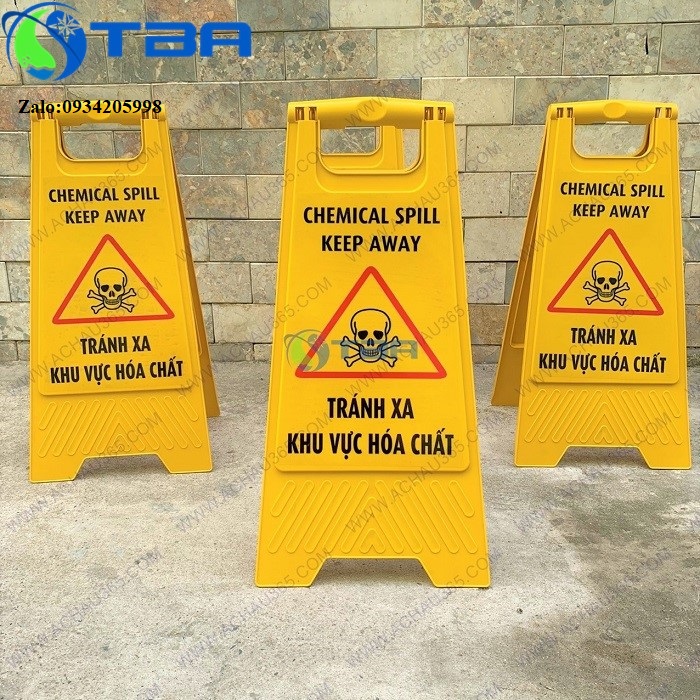 Biển cảnh báo chữ a '' tránh xa khu vực hóa chất ''