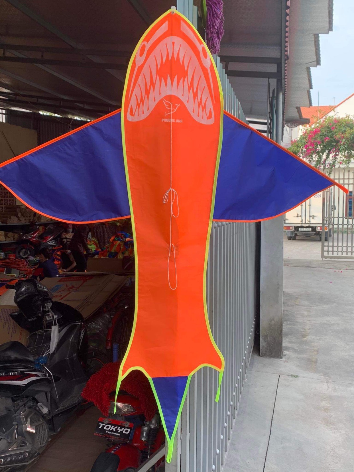 Diều cá mập 170cm tặng kèm 50m dây dù