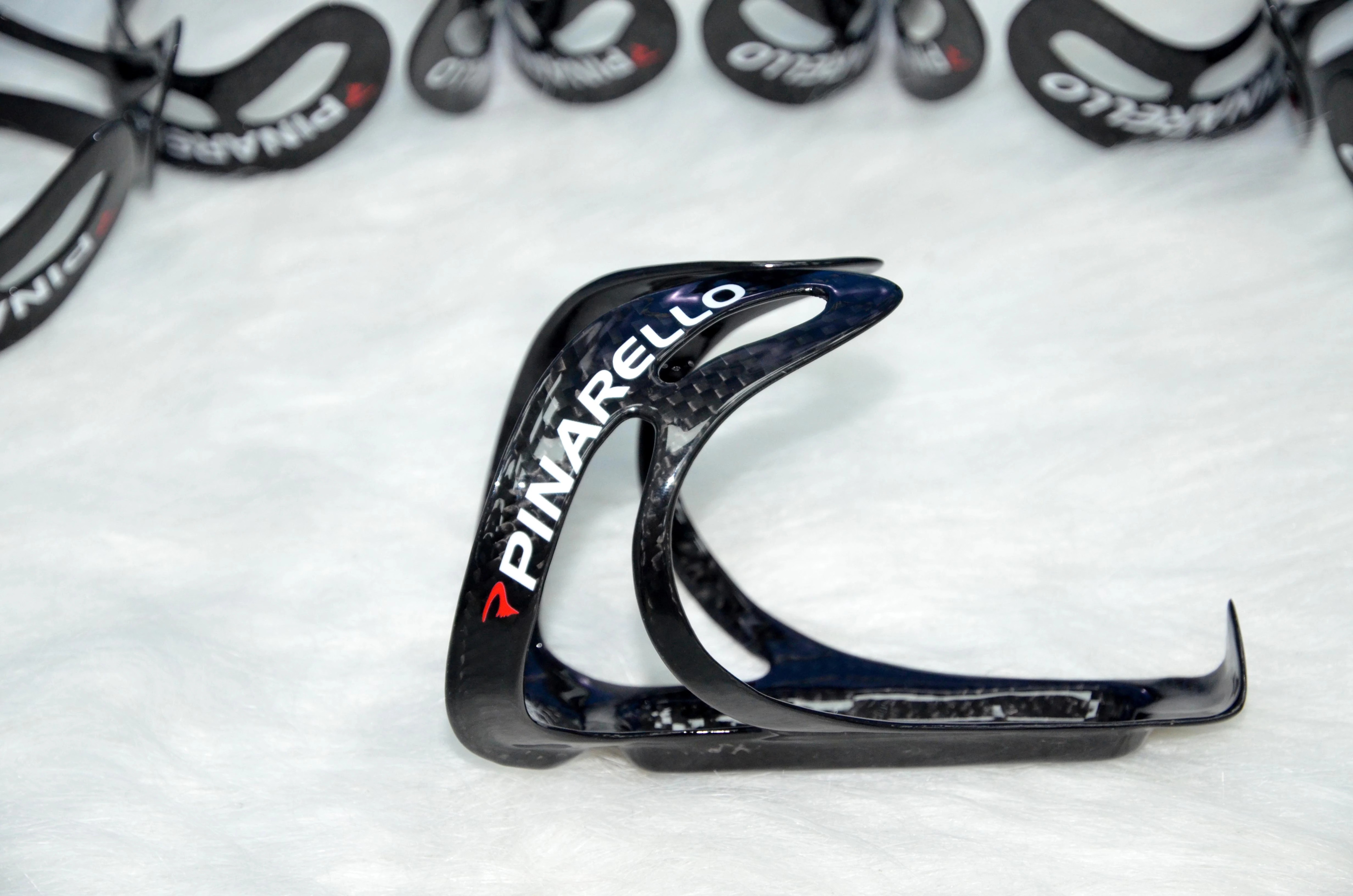 Gọng bình nước carbon PINARELLO