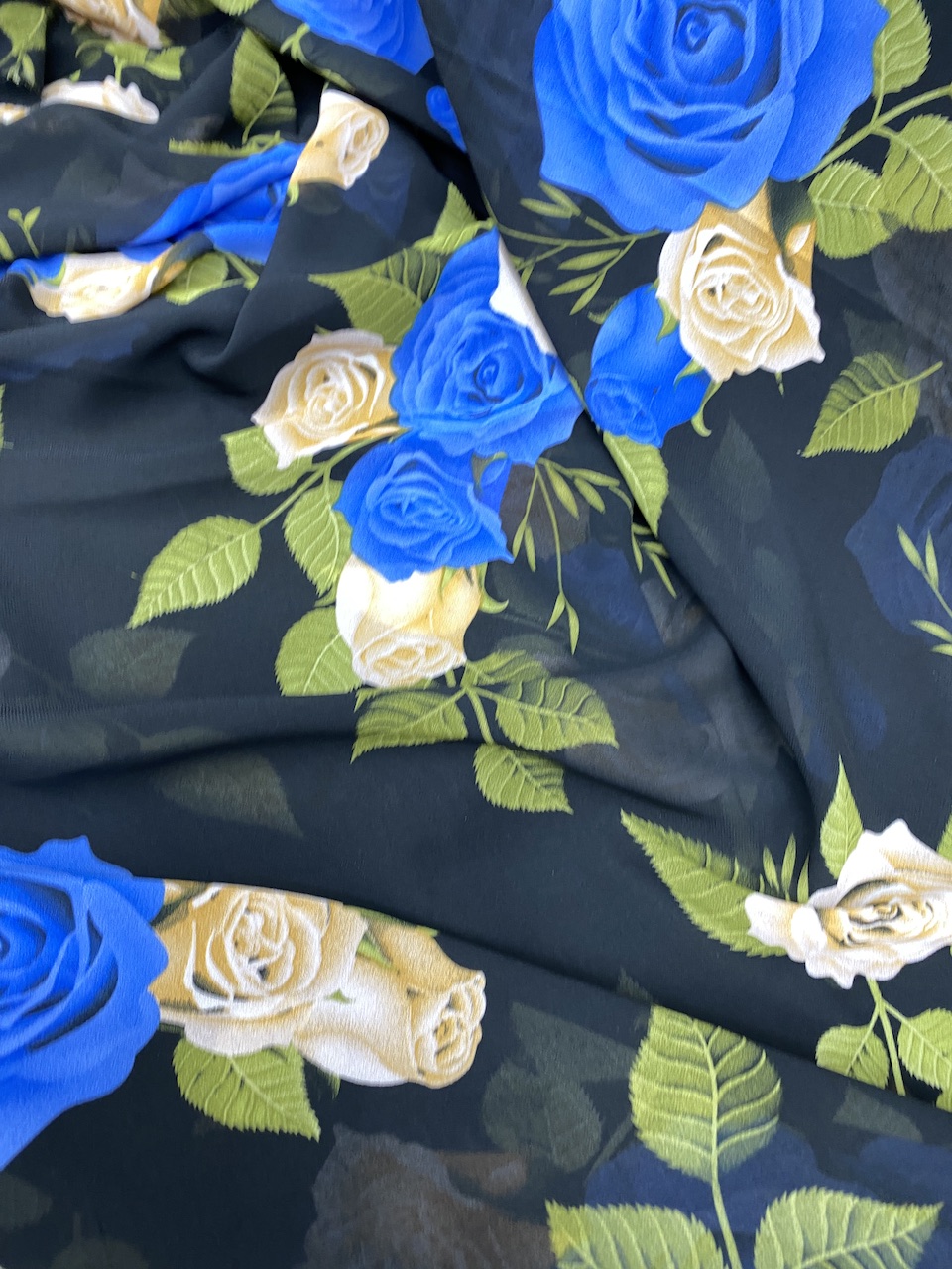 Vải voan chiffon hoa hồng nền đen MS1108