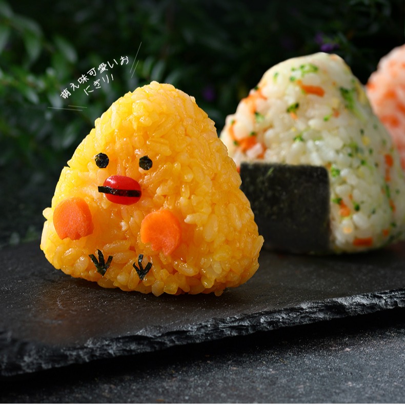 Khuôn ép cơm làm cơm nắm cho bé