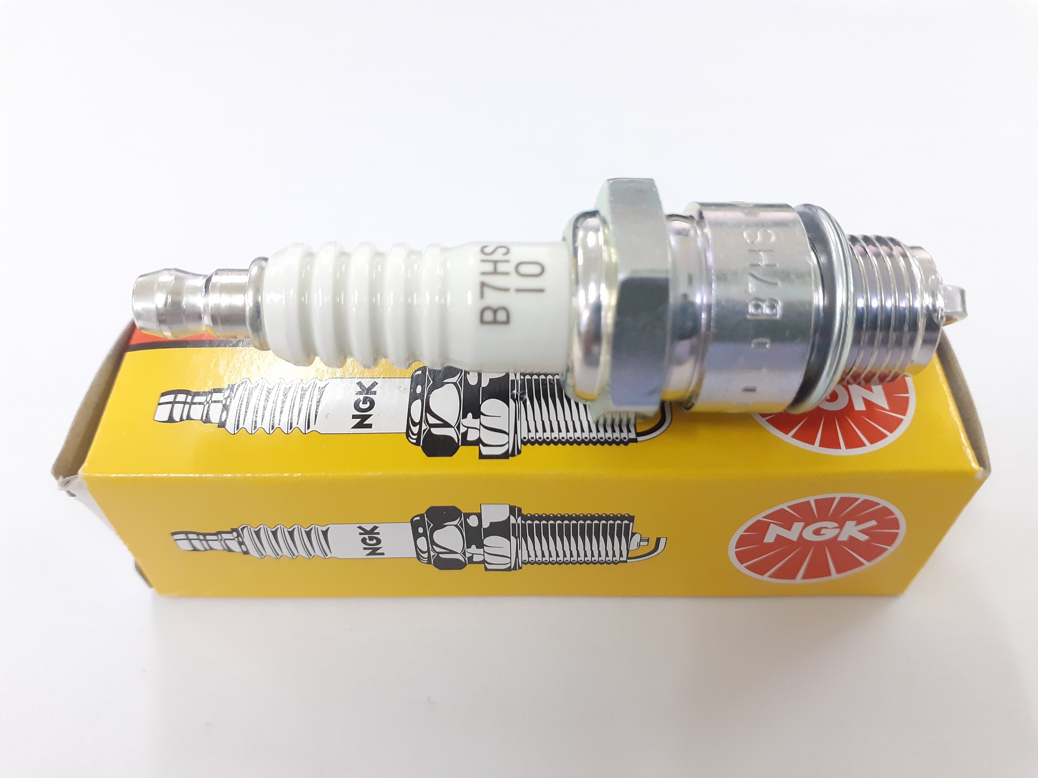 Bugi NGK B7HS10 dùng cho động cơ thủy 2 thì, các dòng xe máy 2 thì