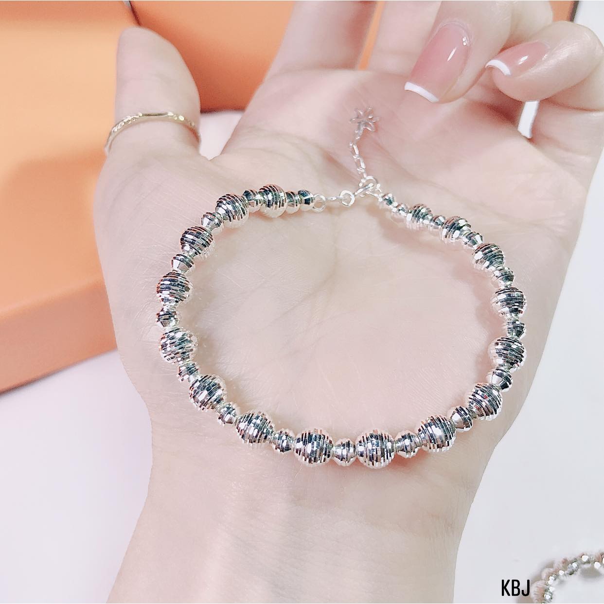 Lắc tay bạc cho nữ,kiểu lắc mix bi tròn phay sợi mềm cực kì xinh xắn,Bạc ta S99, sáng đẹp không đen, nên tay cực sang không khác gì vàng trắng